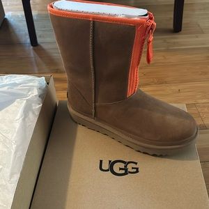 W Classic Short Zipper Tape Logo UGG SIZE: 10